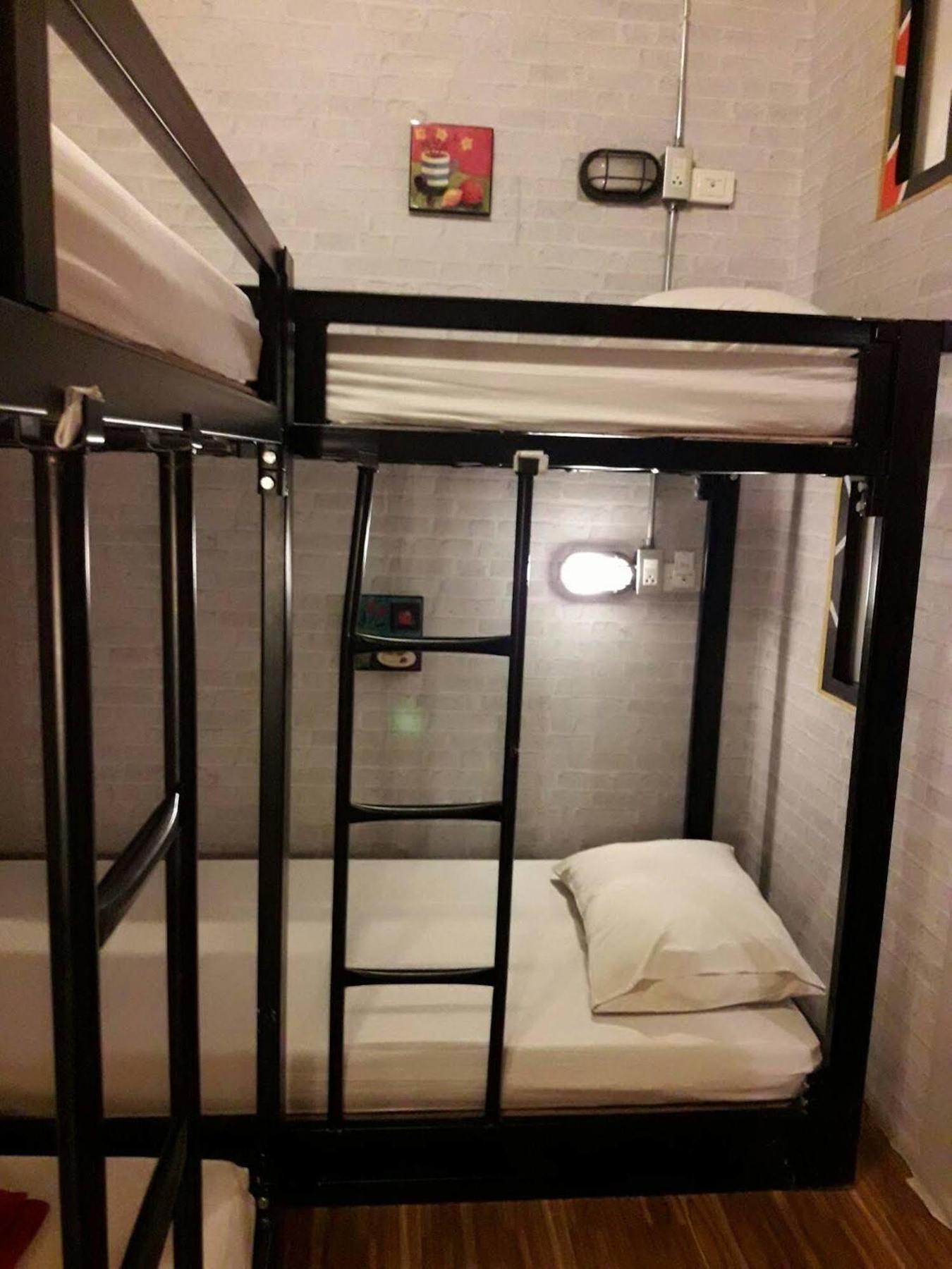 Bed Bangkok Hostel Bagian luar foto