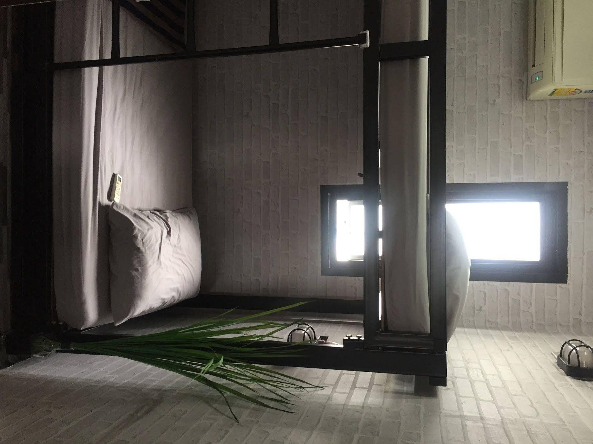 Bed Bangkok Hostel Bagian luar foto