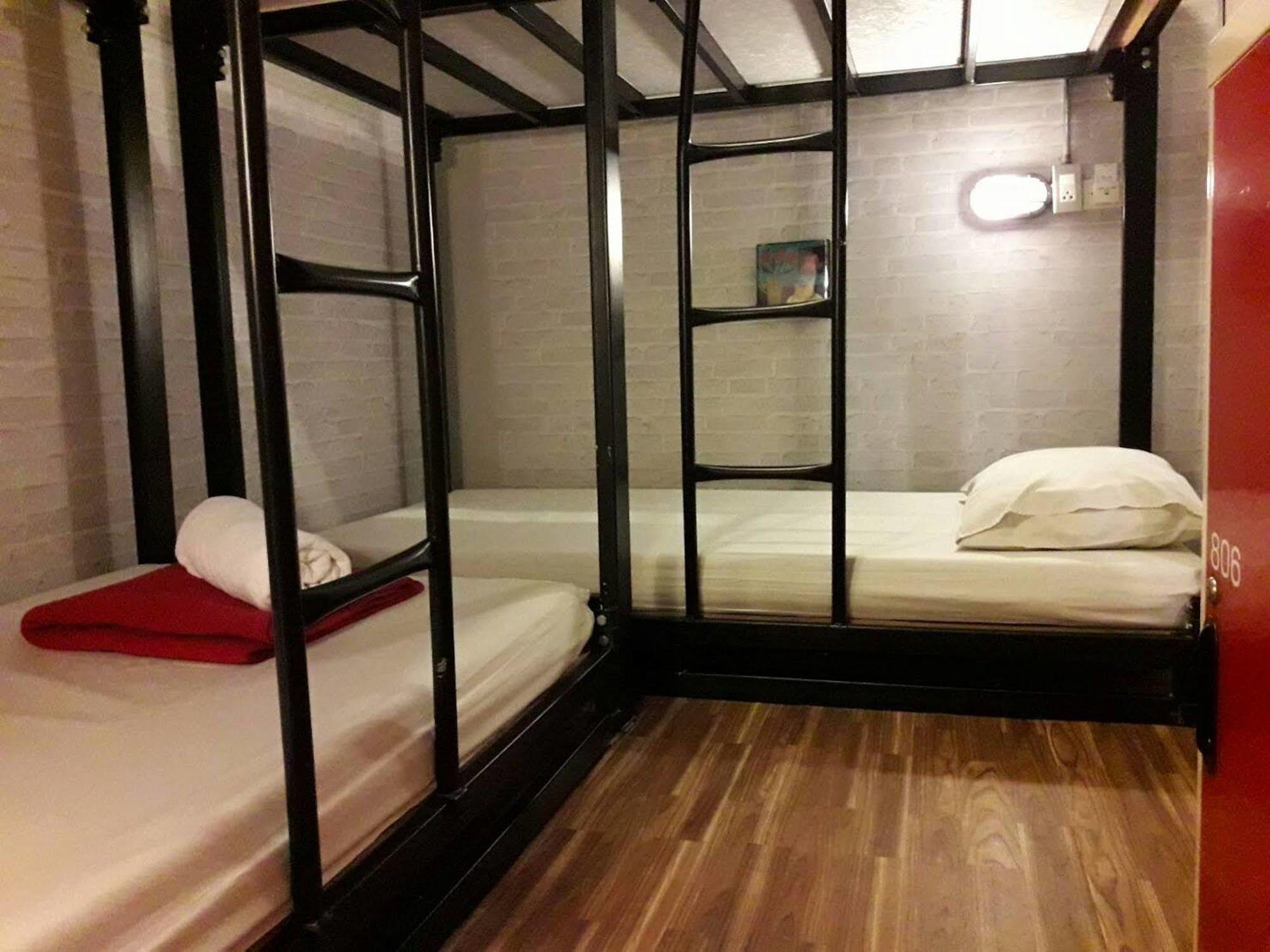 Bed Bangkok Hostel Bagian luar foto