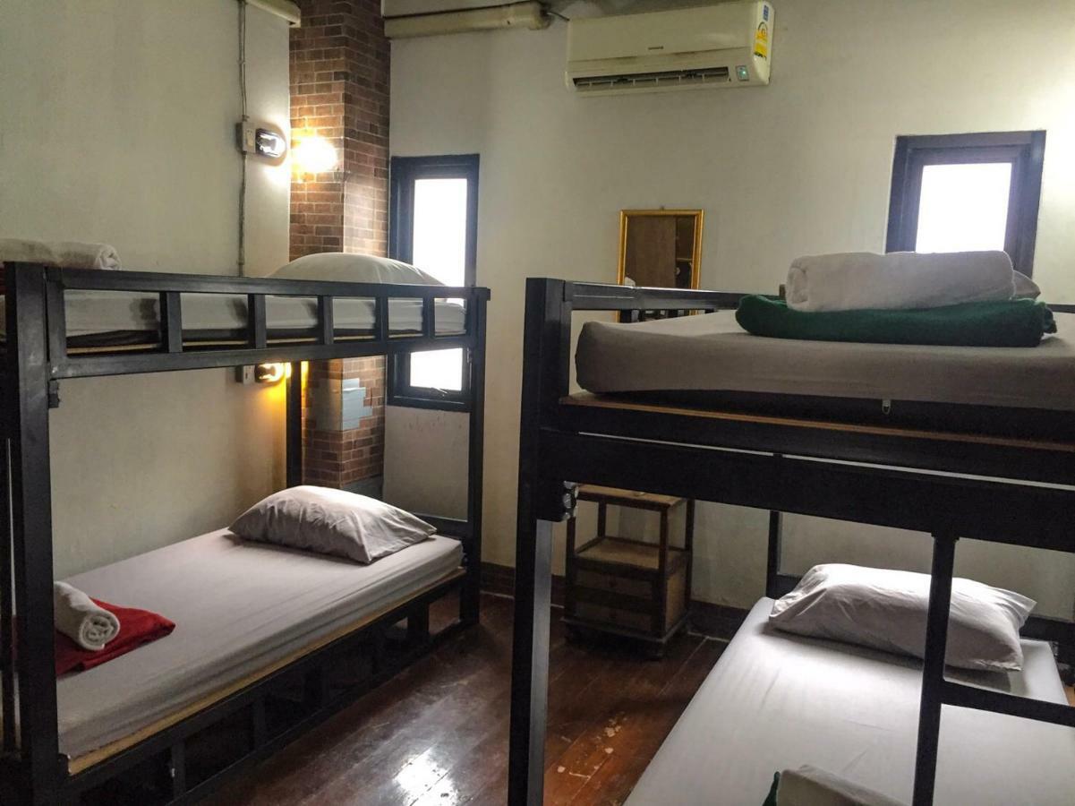 Bed Bangkok Hostel Bagian luar foto